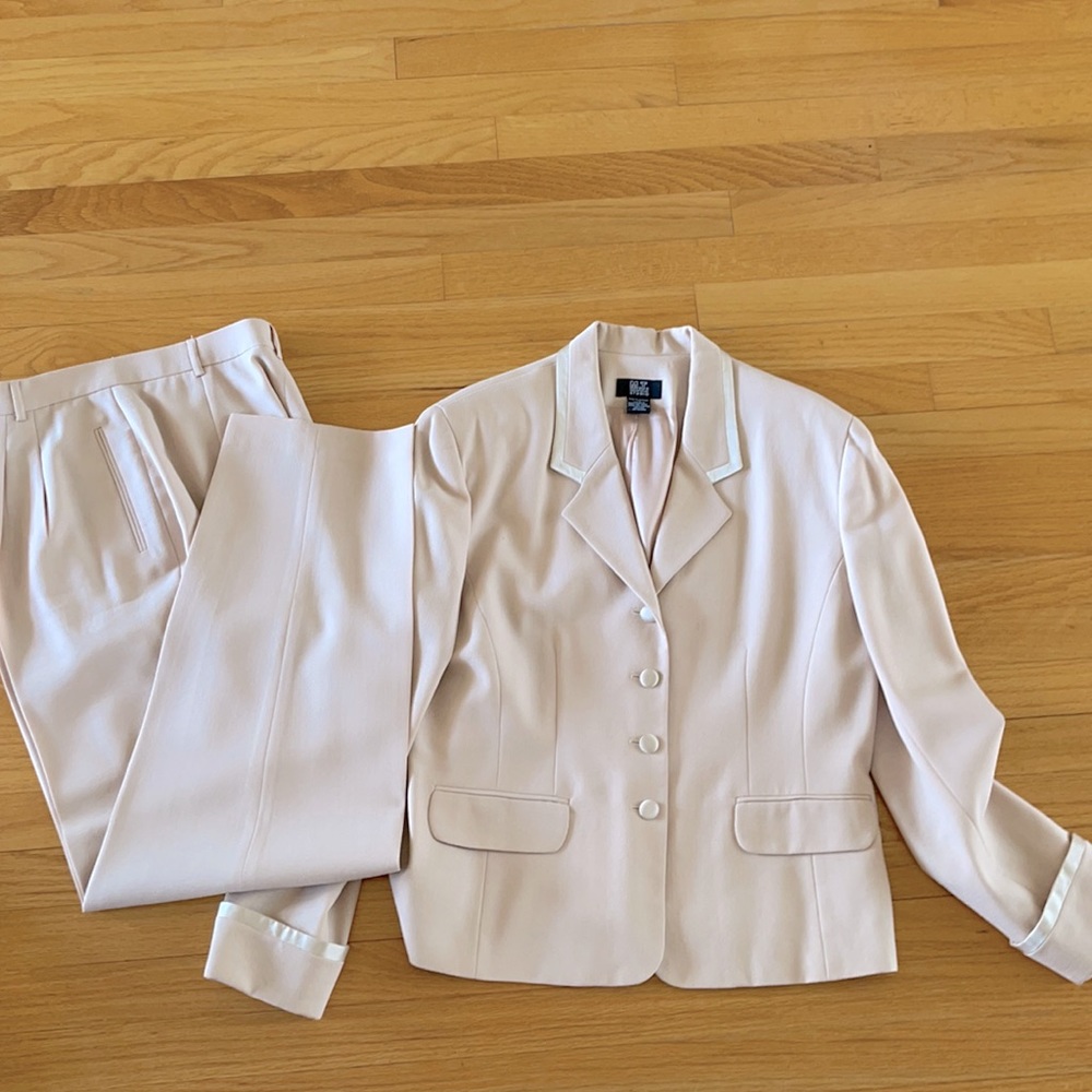 Women’s wool pant suit. Light peach/pink. Sz14